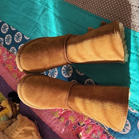 Beautiful Bearpaw boots - Picture 9 of 16